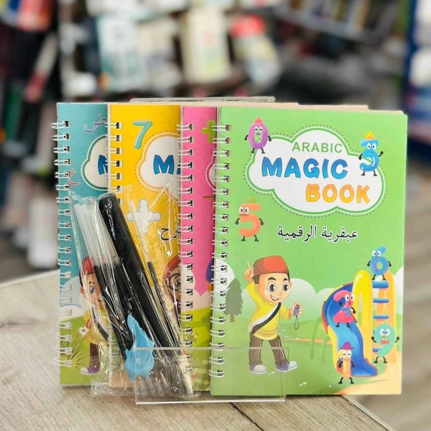 اربع كتب سحرية ماجيك بوك و قلم و 10 كرتوشات