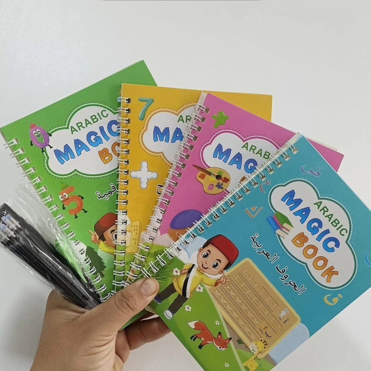 اربع كتب سحرية ماجيك بوك و قلم و 10 كرتوشات